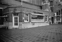 846403 Gezicht op de N.S.-corner (koffieshop) van het N.S.-station Haarlem te Haarlem.